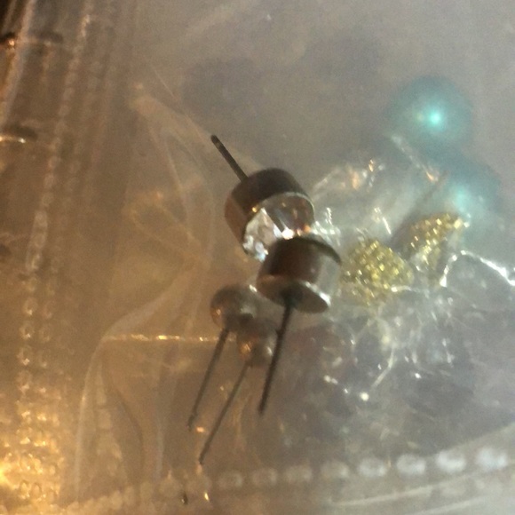 45 pair of earrings with a travel seperator booklet included - Picture 16 of 17